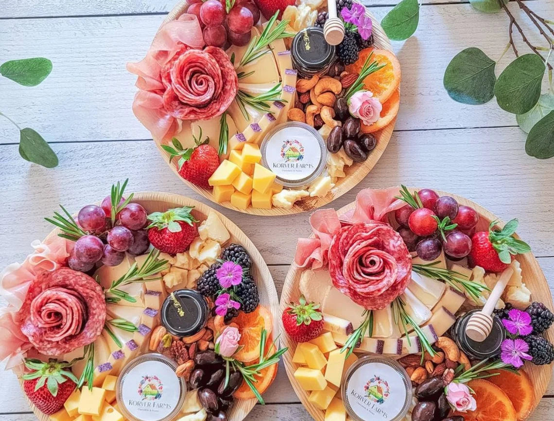 14" Disposable Areca Palm Leaf Round Trays - Bamboo Like Serving Platters, Eco-Friendly Dinnerware for Weddings, Catering & Events.